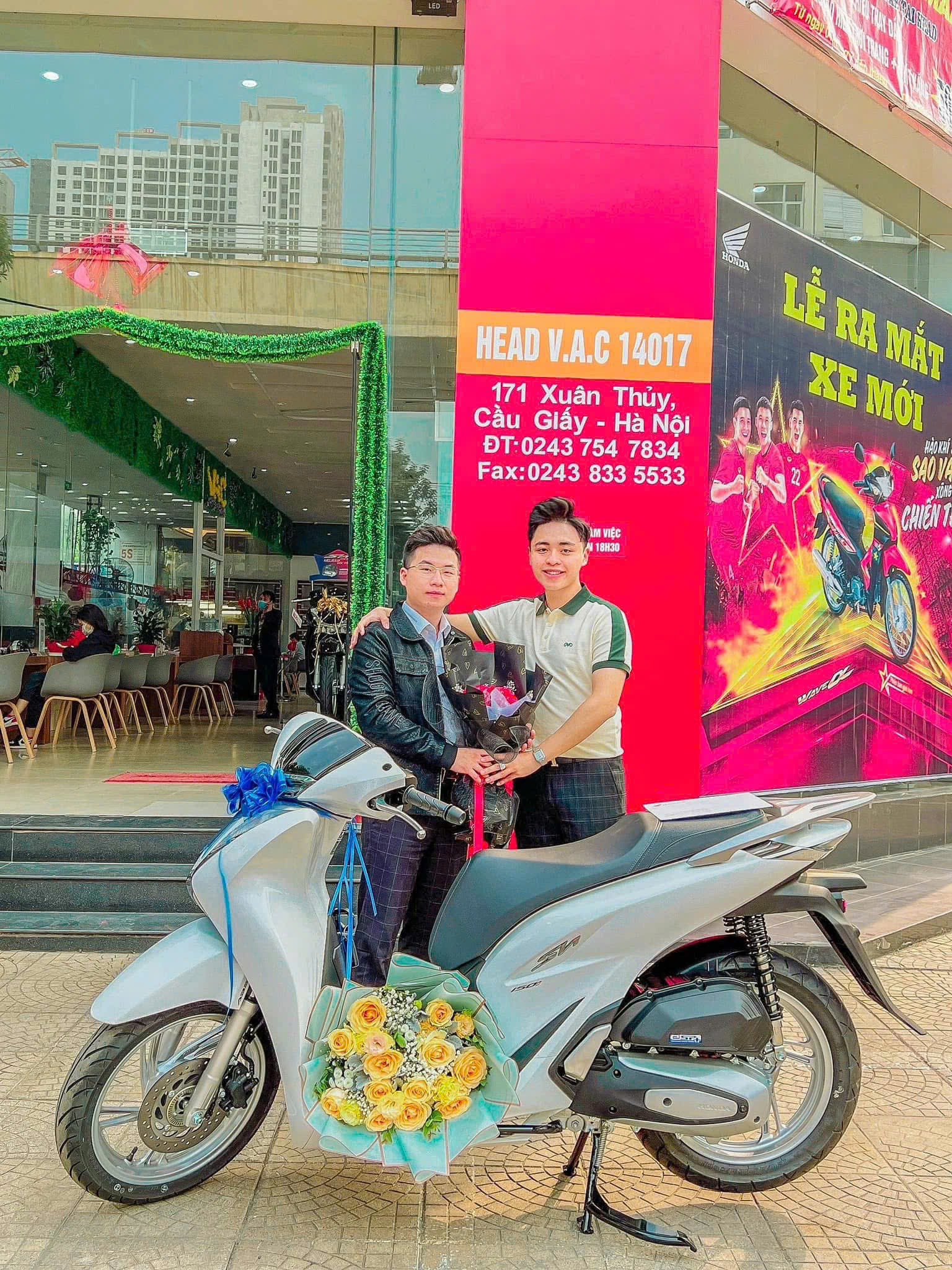 2022 - Sinh viên năm 3 mua SH bằng tiền tự kiếm từ vàng